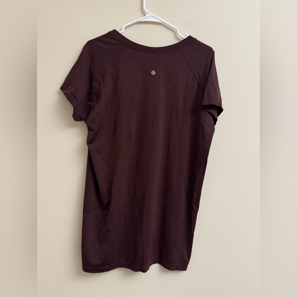 Lululemon Swiftly Tech Short-Sleeve shirt 2.0-hip length in sz 20 wine